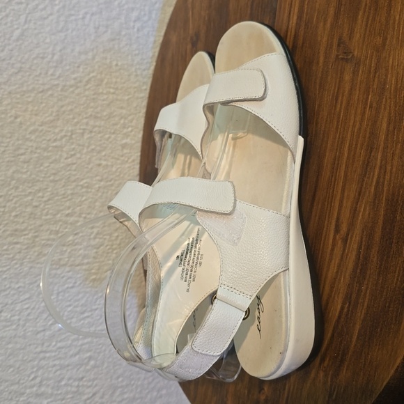 Easy Spirit Womens White Leather Adjustable Sandals Strappy Minimalist Sz.10 - Picture 2 of 11